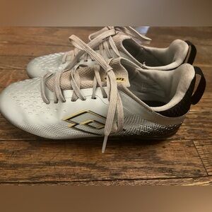 Umbro Silver/Black/Gold Soccer Shoes with Gold Logo size 2.5Y
